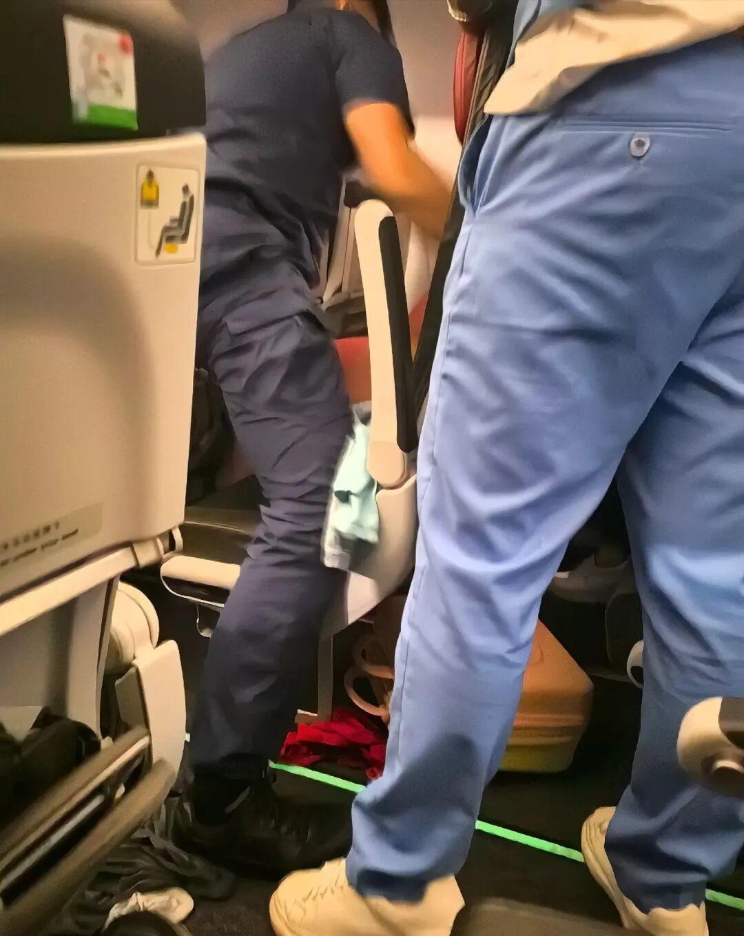 kaiyun-航班飞行中一男子胡言乱语奔跑脱衣，掌掴安保人员，警方回应