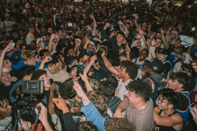 开云-【现场】尼克斯时隔25年再进东决 纽约全城开启狂欢