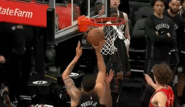 开云体育官网-小波特顶着科比-怀特强硬上篮命中，篮网完成5.4秒准绝杀