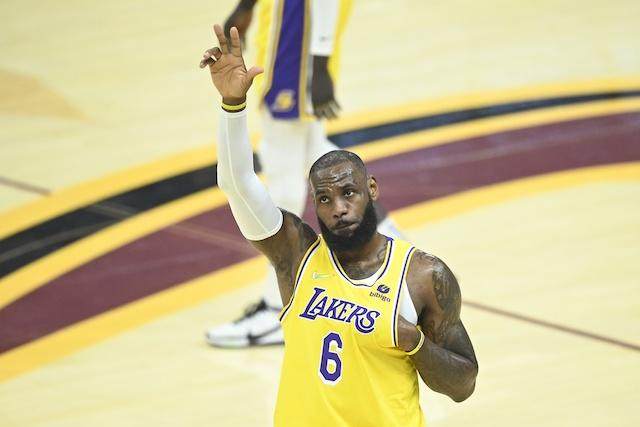 开云体育下载-詹皇是否会在今夏续约成焦点 多支球队命运受影响