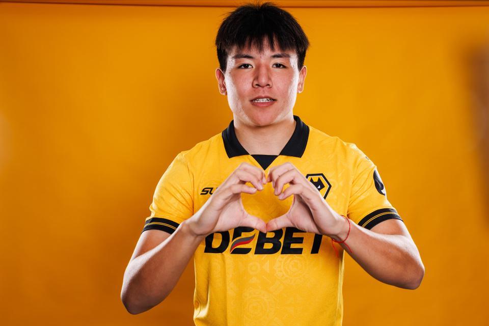 开云体育官网-狼队官宣！徐彬登陆英甲，租借加盟巴恩斯利，保留狼队U21资格