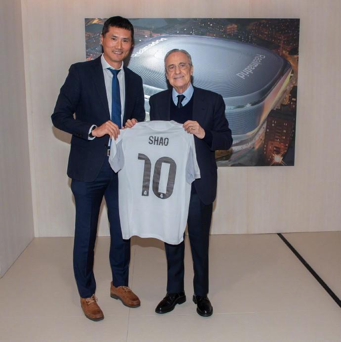 kaiyun-国足主帅邵佳一到访皇马，与弗洛伦蒂诺会面并互赠球衣