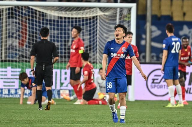 开云官网-5轮战罢境遇逆转！申花高开低走 津门虎抢重要3分